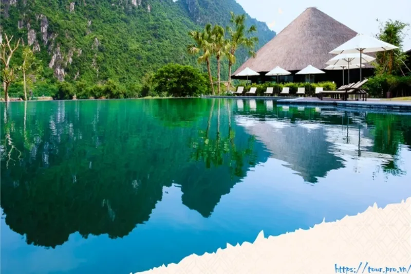Toàn cảnh khu nghỉ dưỡng khách sạn công đoàn kim bôi với hồ bơi và cây xanh tươi mát